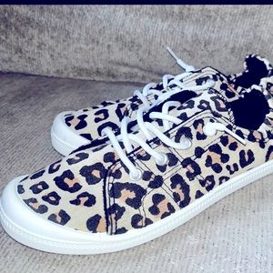 Canvas casual shoes. Women's size L (8-9)